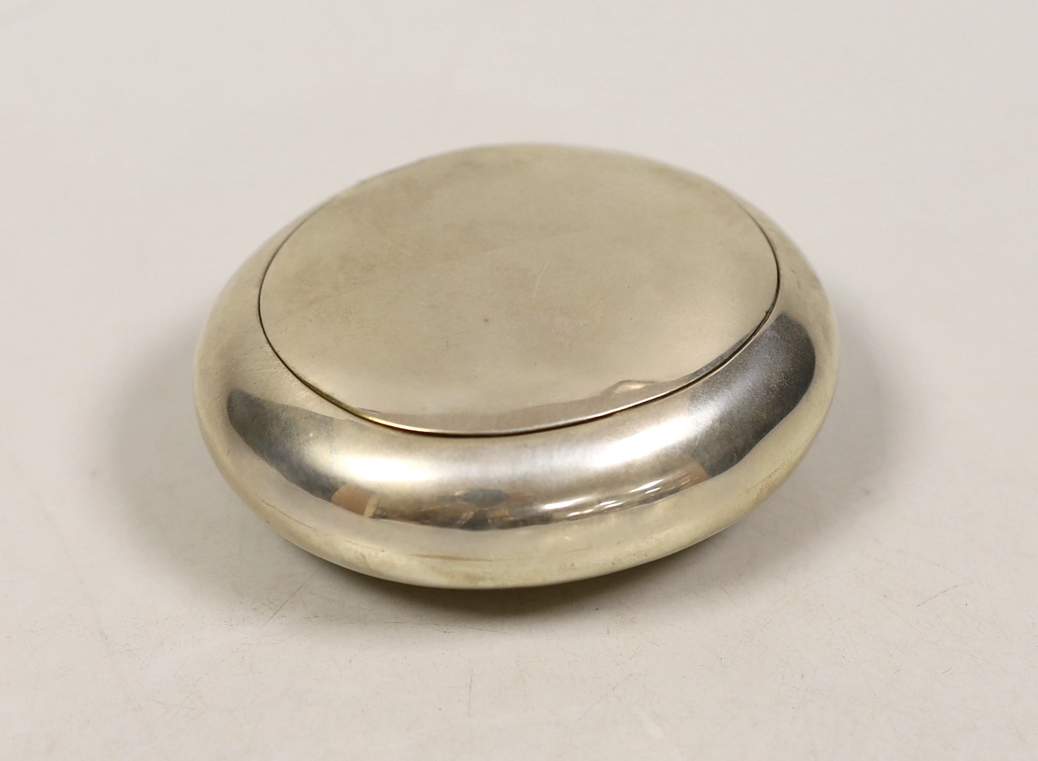 A late Victorian silver tobacco box, John Edward Wilmot, Birmingham, 1897, 93mm.